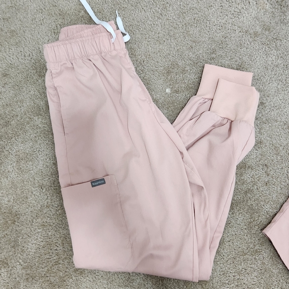 NiaaHinn Women's Scrub SET Jogger Pant and Top - Picture 2 of 5